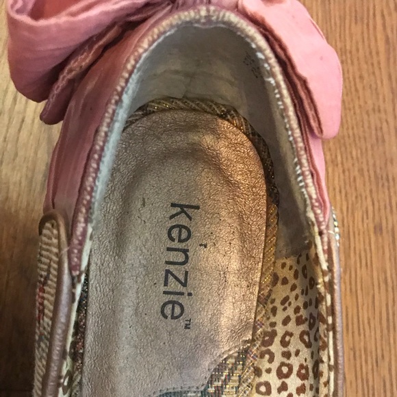 Gorgeous Brocade Peep-Toe Kitten Wedges w/Bows - Picture 5 of 5